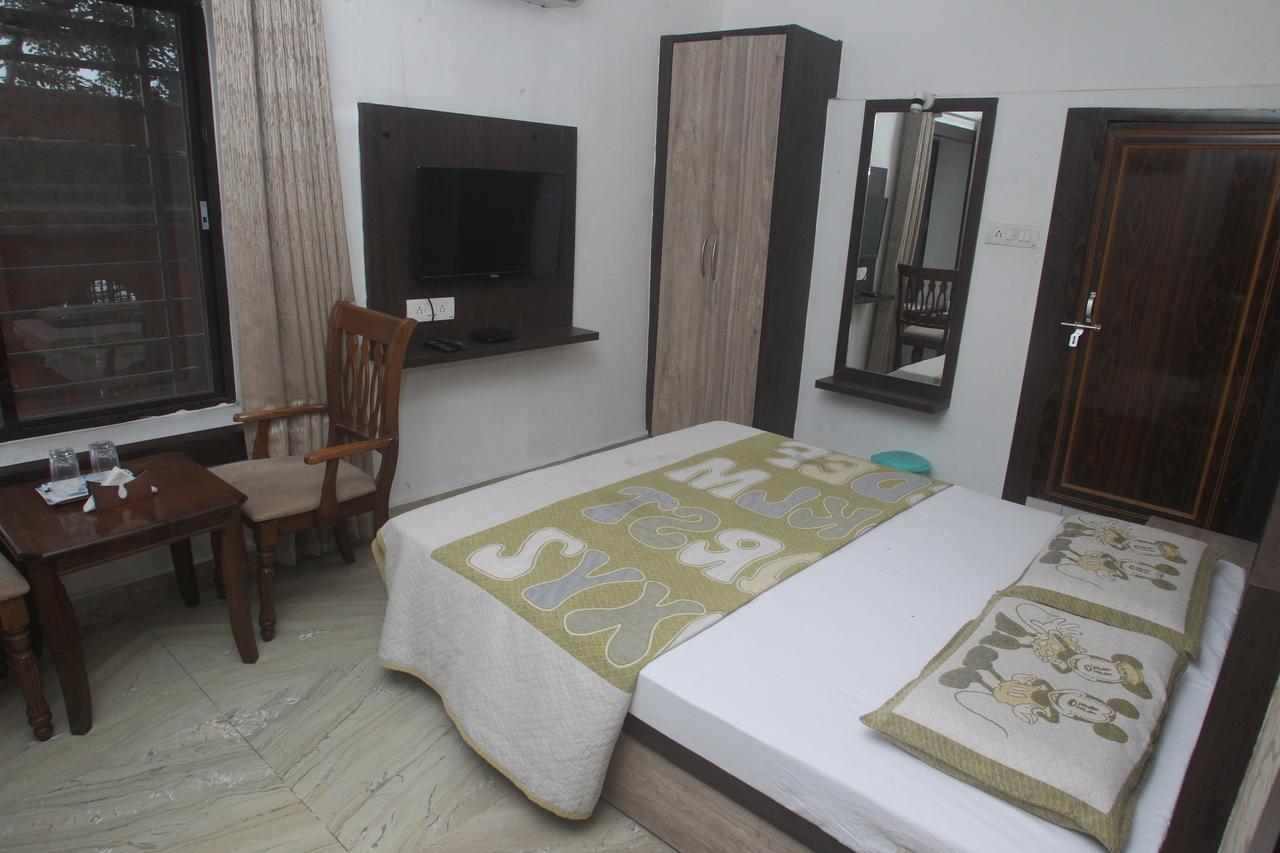 Alakhnanda Guest House Varanasi Bagian luar foto