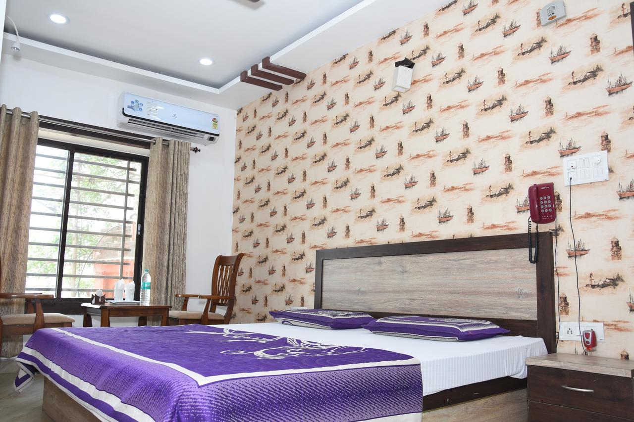 Alakhnanda Guest House Varanasi Bagian luar foto
