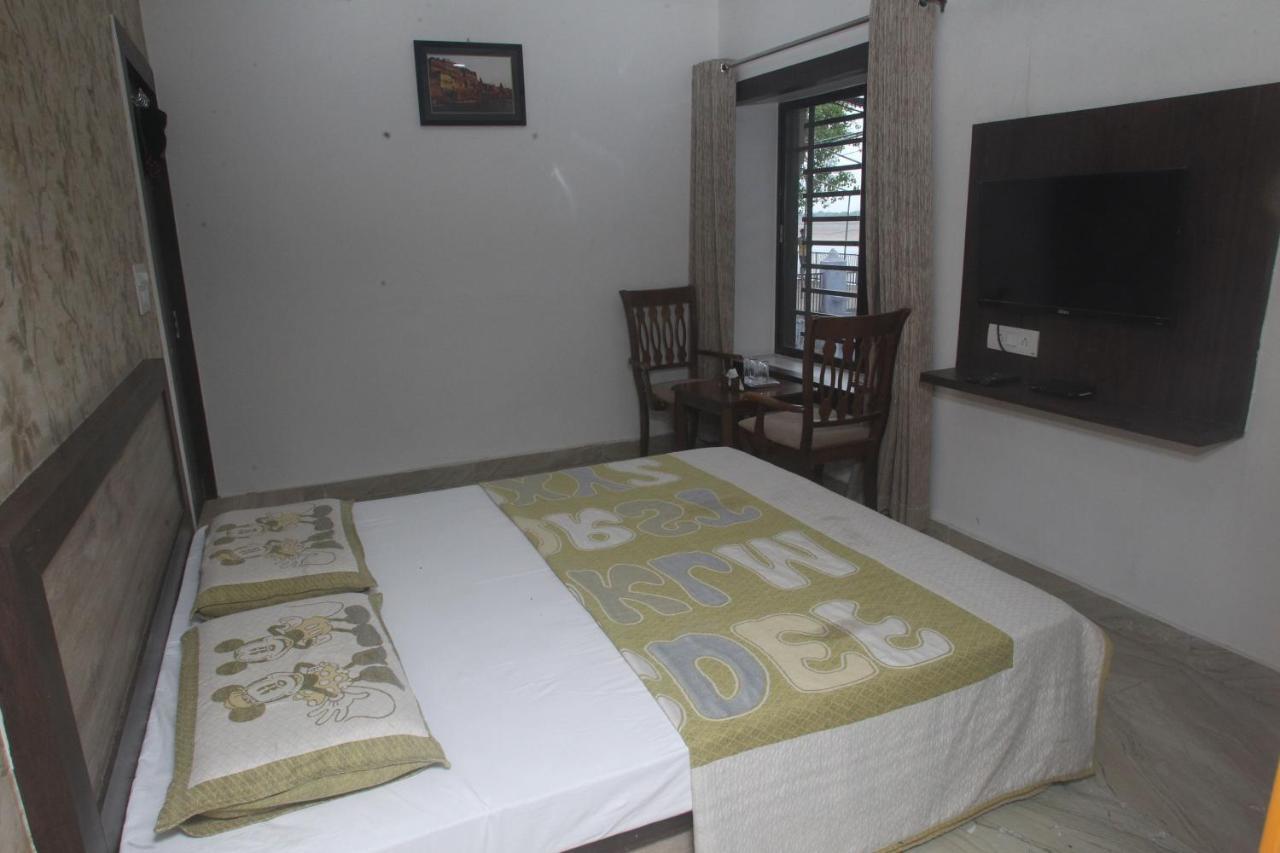 Alakhnanda Guest House Varanasi Bagian luar foto