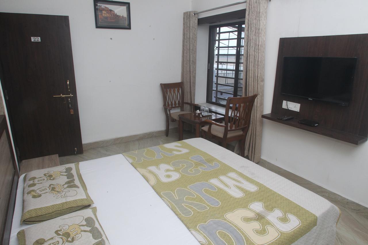 Alakhnanda Guest House Varanasi Bagian luar foto